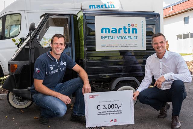 Ein großes Firmenplakat am kleinen Auto bei der Preisverleihung. Martin Eckerstorfer und Frank Gschwendtner (v.l.) | Foto: Alfred Hofer