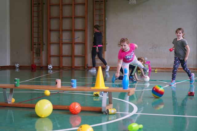 Drei- bis fünfjährige Kinder können die Mini-Ballschule, sechs- bis zehnjährige Kinder die ABC-Ballschule besuchen. 