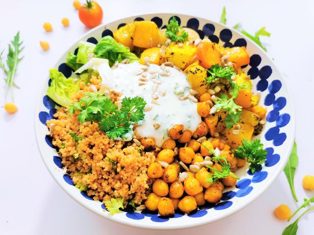 Joghurtdressing sorgt für etwas Frische und passt super zum Ofengemüse | Foto: Katrin Ebetshuber