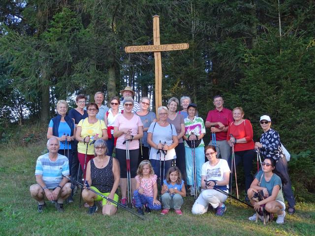 Die "Happy Walkers" vor dem Coronakreuz in Oberpetersdorf