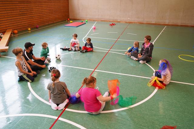 Drei- bis fünfjährige Kinder können die Mini-Ballschule, sechs- bis zehnjährige Kinder die ABC-Ballschule besuchen. 