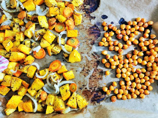 Ofengemüse ist perfekt wenn es schnell gehen muss, da es sich fast von selbst zubereitet  | Foto: Katrin Ebetshuber