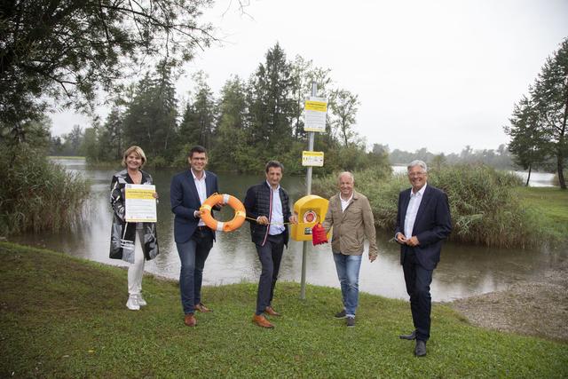 Freier Seezugang am Reßnigteich: Gemeinderätin Helga Seeber, Martin Gruber, Volker Bidmon, Ingo Appé und Peter Kaiser (von links) | Foto: LPD Kärnten/Peter Just