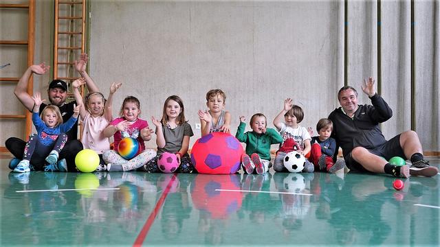 Drei- bis fünfjährige Kinder können die Mini-Ballschule, sechs- bis zehnjährige Kinder die ABC-Ballschule besuchen. 