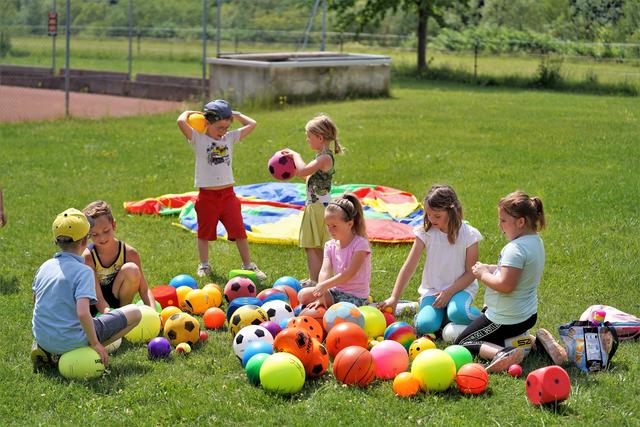 Drei- bis fünfjährige Kinder können die Mini-Ballschule, sechs- bis zehnjährige Kinder die ABC-Ballschule besuchen. 