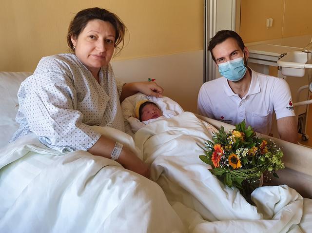 Notfallsanitäter Alexander Reister gratuliert der stolzen Mama.