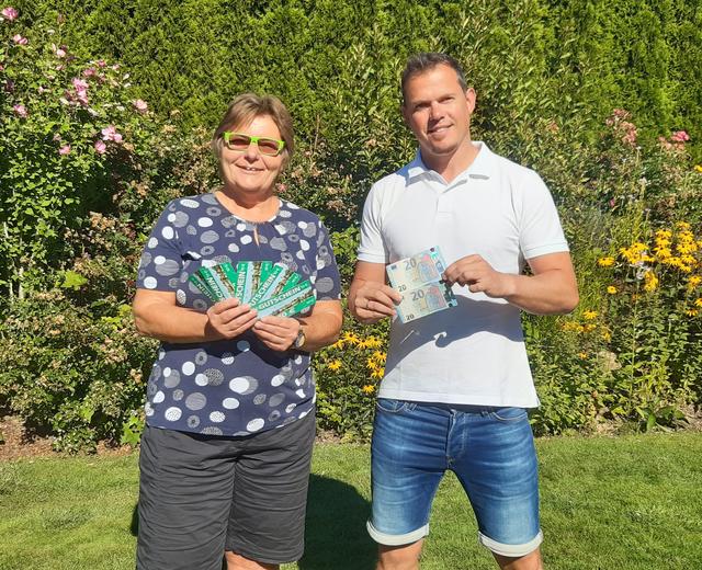 Gemeinderätin Karin Leitner und FPÖ-Fraktionsobmann Christian Deutinger halten die beliebten Kematner Gutscheine in der Hand.
