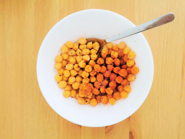 Kichererbsen werden vor dem Backen mit Öl und Gewürzen vermischt | Foto: Katrin Ebetshuber
