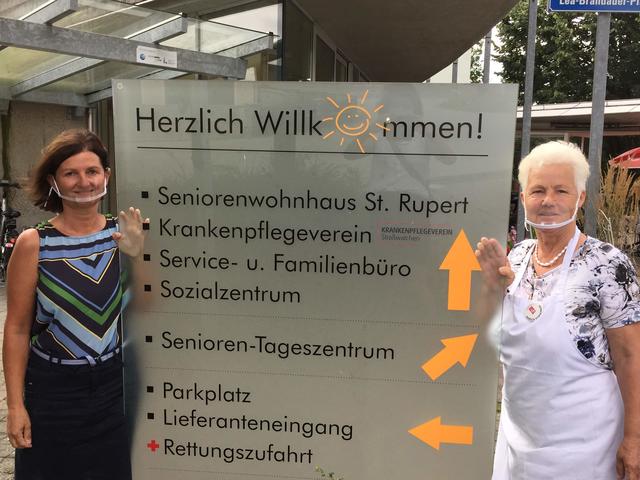"Herzlich Willkommen" sind Ehrenamtliche Mitarbeiter wie Marica Stockinger (rechts im Bild) im Seniorenwohnhaus St. Rupert in Straßwalchen.
Links im Bild Heimleiterin Karin Rieger.