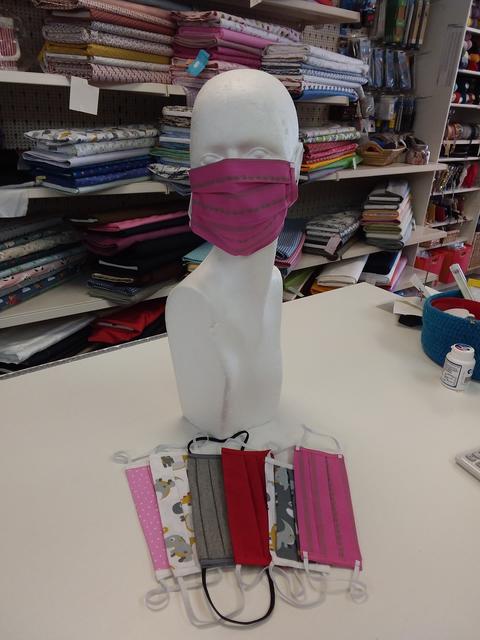 Ein Maskensortiment aus Maria's Nähstüberl in Schärding. Im Geschäft sind immer kleine Mengen an fertig genähten Masken vorrätig.