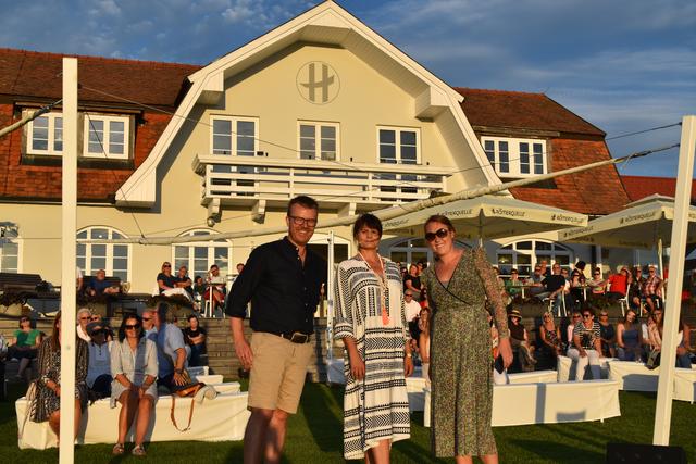 Toller Kabarettabend am Hannersberg: Ronni Gollatz, Eva Maria Marold und Anna Malinovic mit den Gästen  | Foto: Michael Strini