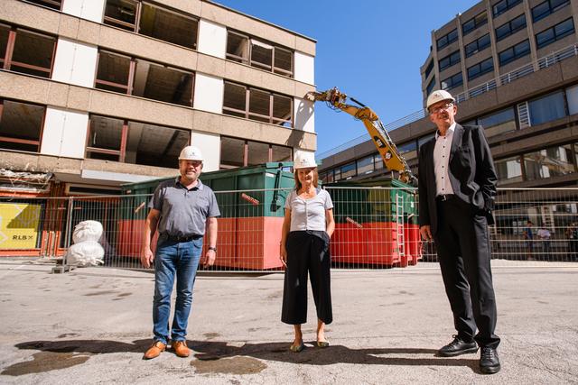 Offizielles Go für den Abbruch: v.l.n.r. Josef Kreiser, Bauprojektleiter DAS RAIQA, Uschi Schwarzl, Vizebürgermeisterin der Stadt Innsbruck, Reinhard Mayr, Vorstandsvorsitzender RLB Tirol
 | Foto: RLB/Franz Oss