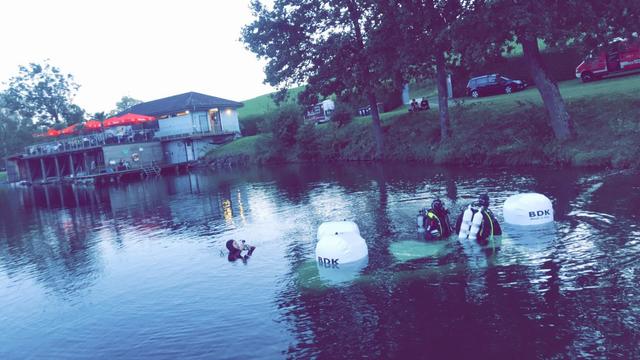 Stefan Arnesch und Lukas Jocham nach erfolgreicher Bergung des PKWs | Foto: FF Thalsdorf