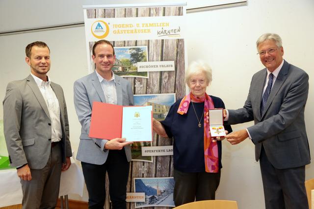 Ehrenzeichen für Helene Bauer mit ÖJHV-Ktn GF Markus Wutscher, ÖJHV-Ktn. Präsident Michael Raunig, Helene Bauer und LH Peter Kaiser (v.l.)