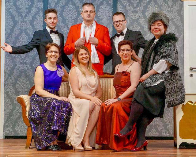 Das Ensemble – Bernd Rathmanner, Thomas Tröscher, Thomas Rathmanner, Diana Gessele, Tanja Tröscher, Nina Müller und Sonja Rathmanner beim Vorjahresstück "Das Geheimnis der 3 Tenöre" – ist jedoch guten Mutes, das neue Stück "Pension Schöller" im nächsten Jahr aufführen zu können. | Foto: Bühnenwerk Weppersdorf