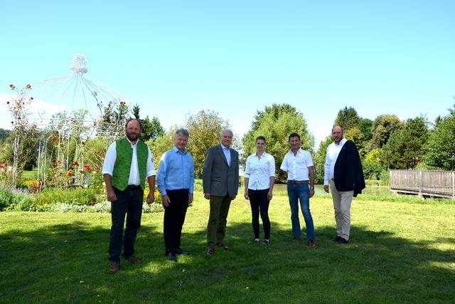 Landesrat Johann Seitinger machte bei seinem Bezirksbesuch auch in der Ökoregion Kaindorf Station.