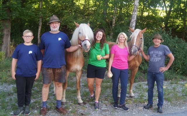 v.l.n.r. Hannes Auer, Michl Auer, Tabea Böhler, VBgm. Iris Zangerl-Walser und Franz Reinhart | Foto: Tabea Böhler