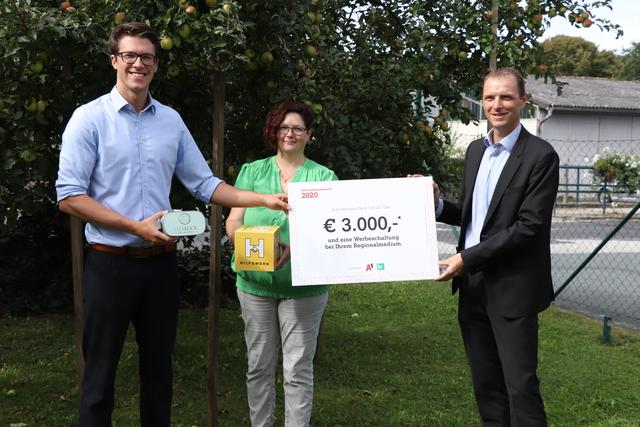 Amadeus Linzer, Geschäftsführer VitaBlick, Marina Meisterhofer, Pflegedirektorin des Hilfswerks Burgenland und Werner Springer von A1 bei der Preisübergabe (v.l.)