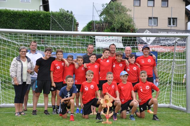 Bürgermeisterin Christine Eisner, Gemeinderat Wolfgang Schögl , Hauptsponsor Jürgen Spitzschuh, Driton Berisha (Co-Trainer) Heli Pöll (Trainer & Nachwuchsleiter), Moderator Heinrich Derflinger sowie die Spieler des ASKÖ Ohlsdorf (mit Luca, Luki, Simon, Daniel, Raphi, Gregor, Tobi, Timmy, Benni, Dejan, Jonas, Mario & Gabriel) | Foto: ASKÖ Ohlsdorf/Derflinger