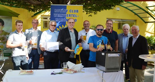 Mitglieder des Rotary Clubs Weinviertel-Marchfeld sammelten Spenden für ein Kind