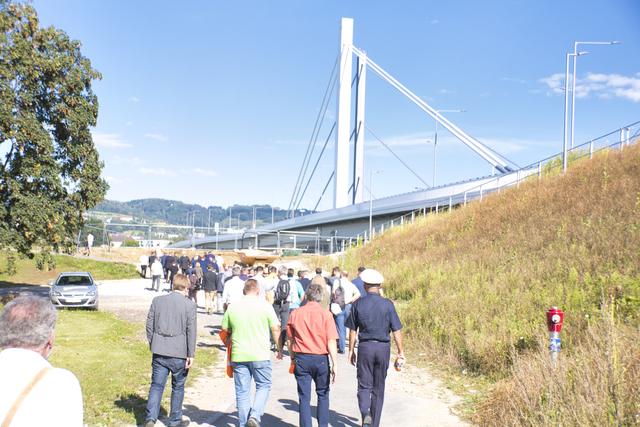 Zahlreiche Gäste und MedienvertreterInnen machten sich  am Freitag auf den Weg zur Voestbrücke ... | Foto: Baumgartner/BRS