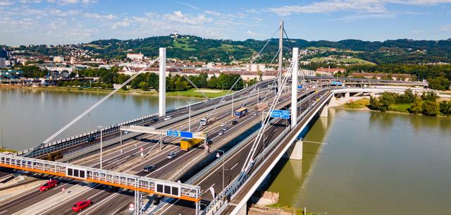 Zehn Fahrspuren sollen dafür sorgen, dass der Verkehr auf der Stadtautobahn A 7 nahtlos über die Donau fließt. | Foto: Kerschbaummayr/Fotokerschi.at