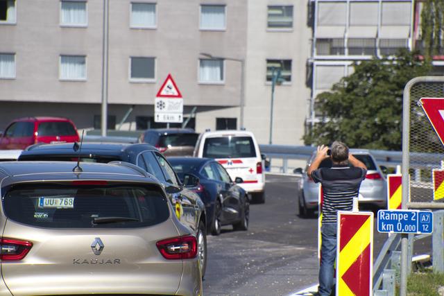 Kurz vor 11 Uhr gibt die Polizei die Auffahrt auf den östlichen Brücken-Bypass frei. | Foto: Baumgartner/BRS