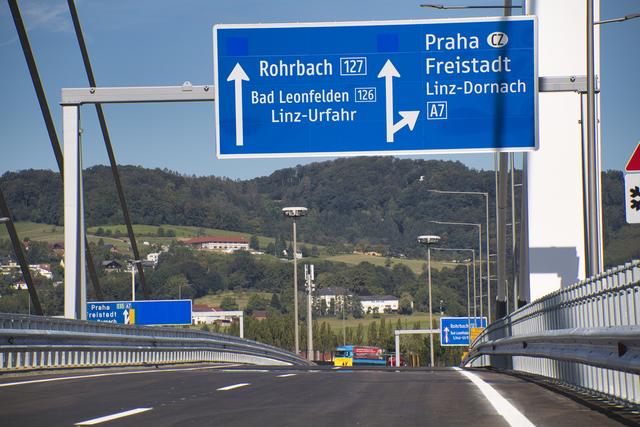 Mit nun acht Fahrbahnen über die Donau sollen Staus zu den Stoßzeiten Geschichte sein. | Foto: Baumgartner/BRS