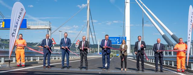 Traditioneller Bandschnitt zur Eröffnung des östlichen Brücken-Bypasses auf der Voestbrücke. | Foto: Kerschbaummayr/Fotokerschi.at