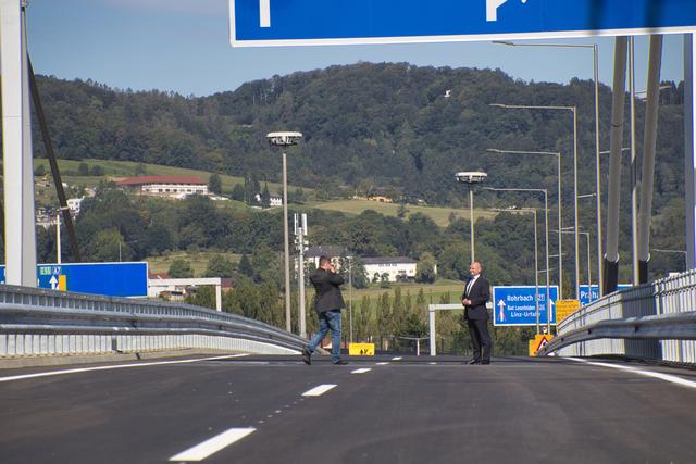 Vizebürgermeister Markus Hein (re.) posiert kurz vor Verkehrsfreigabe für ein Foto am östlichen Bypass der Voestbrücke. | Foto: Baumgartner/BRS
