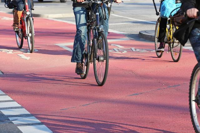 Radfahrer hoffen auf eine sichere Lösung, der Bezirksvorsteher lässt prüfen.