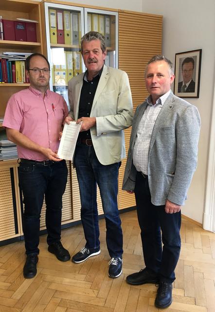 Übergabe des Abschussantrages für die Wölfin 70FATK von Bezirksobmann Elmar Monz (re.) und Bezirksstellenleiter Peter Frank (li.) an den Bezirkshauptmann Markus Maaß (mi.). | Foto: BLK Landeck