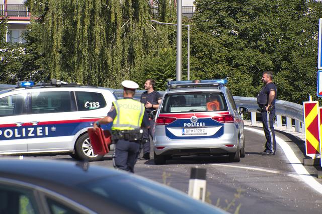 Nachdem die Polizeit die letzten Sicherheitshütchen entfernt, darf der Verkehr über die neue Fahrbahn rollen. | Foto: Baumgartner/BRS