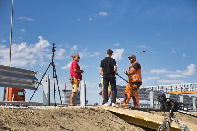 Letztes Puzzleteil: Nach Abreise des Medien-Trosses von der Fahrbahn wird Leitplanke wieder montiert – der zweite Bypass ist fertig. | Foto: Baumgartner/BRS