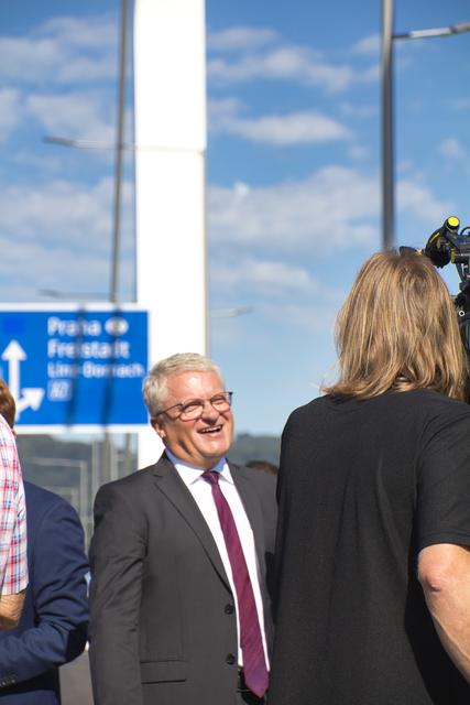 „Unsere Ziele für die Linzerinnen und Linzer sowie die Tausenden Pendlerinnen und Pendler, nämlich weniger Stau und mehr Verkehrssicherheit über die Donau, sind erreicht", so ein sichtlich gut gelauner Bürgermeister Klaus Luger (SPÖ). | Foto: Baumgartner/BRS