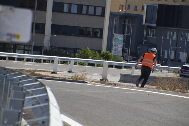 Auffahrt auf den östlichen Brücken-Bypass am Freitag um 10.40 Uhr – Nur noch wenige Minuten bis zur Verkehrsfreigabe. | Foto: Baumgartner/BRS