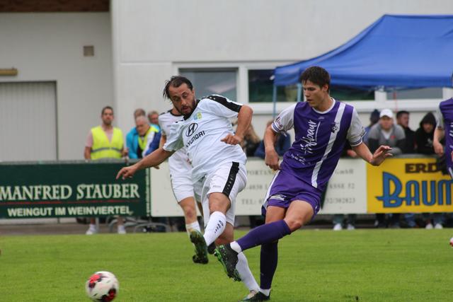 Erbitterte Zweikämpfe lieferten sich die Spieler von Windischgarsten und Spital am Pyhrn | Foto: Franz Staudinger