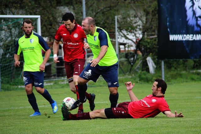 Derby-Kampf um jeden Meter und Ball, vorexerziert von Armin Mitterer, Eduard Ebner, Mija Zatkovic und Alexander Preissl (von links)
