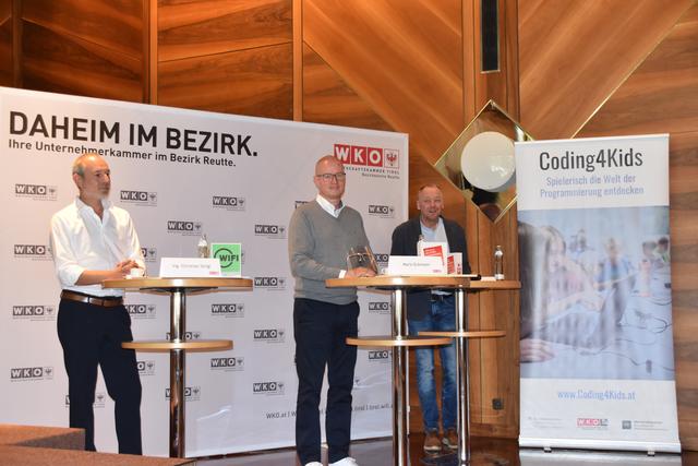v.l.: WK-Bezirksobmann Christian Strigl, Initiator und Organisator von Coding4Kids Mario Eckmaier und WK-Bezirksstellenleiter Wolfgang Winkler. | Foto: Hartman