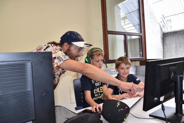 Kursleiter Markus Arzl erklärt den Kindern, wie sie ihr eigenes Spiel kreieren können. | Foto: Hartman
