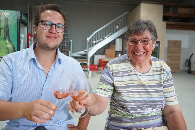 Oma Christine und Enkel Marco stoßen auf die Zukunft an. | Foto: Andrea Glatzer