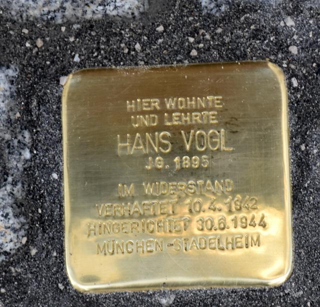 Der Stolperstein für Hans Vogl vor dem Zeller Schulhaus. | Foto: Haun