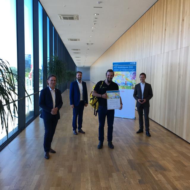 ÖBB-Regionalmanager Josef Spiesberger, Landesrat Stefan Schnöll und VCÖ-Sprecher Christian Gratzer gratulieren Daniel Halwachs (Die Boten.at - Klimaneutrale Zustellung) zur Auszeichnung als vorbildliches Projekt beim VCÖ-Mobilitätspreis Salzburg. | Foto: VCÖ