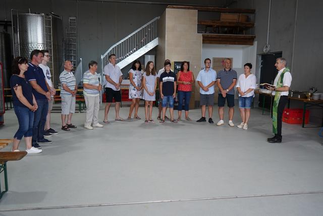 Die Familien Wandler, Zechmann und Steiner mit Stadtpfarrer MMag. Michael Wüger. | Foto: Andrea Glatzer