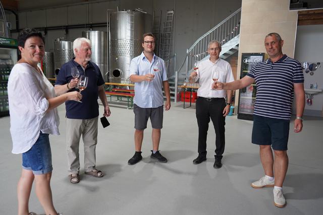 Familie Wandler mit Dechant i.R. Franz Unger und Stadtpfarrer MMag. Michael Wüger. | Foto: Andrea Glatzer