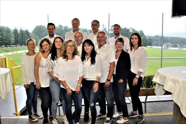 An der Spitze des FC St. Michael im Lavanttal steht Obmann Erwin Svensek (hinten, Dritter von links).