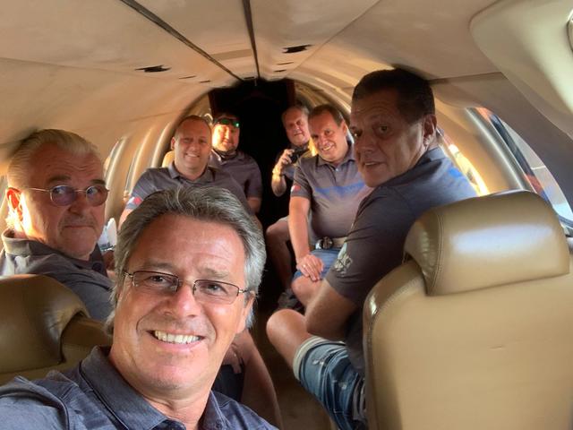 Günther Koschak und die Kirchenwirt-Runde im Privatjet | Foto: kk (2)