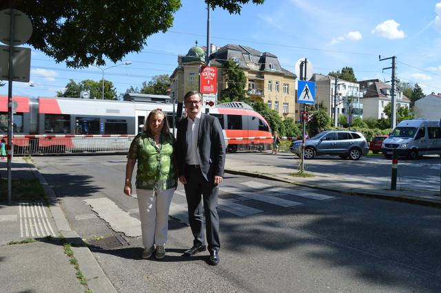 Stephan Messner und Hellia Mader-Schwab fordern: "Keine Teilung Hietzings durch die Verbindungsbahn Neu." | Foto: Berger