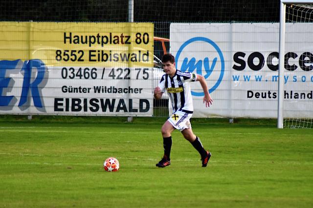 Bad Schwanbergs Kapitän Sebastian Kluge sah nach 18 Minuten Rot. Bruder Christian machte es ihm nach: zwei Fouls in elf Minuten und Gelb-Rot.