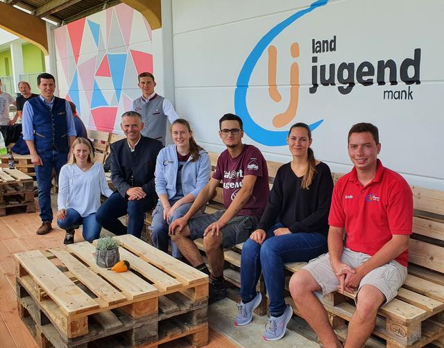Die Landjugend mit Gemeinde- und JIM-Vertretern beim Projektabschluss. | Foto: SG Mank